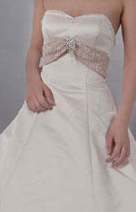 スワロフスキー・ラインストーンのブローチ