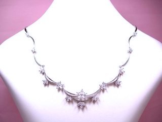 �X�y�C�����p�[���ƃL���[�r�b�N�W���R�j�A�̃l�b�N���X