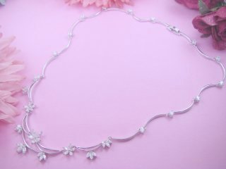 �X�y�C�����p�[���ƃL���[�r�b�N�W���R�j�A�̃l�b�N���X