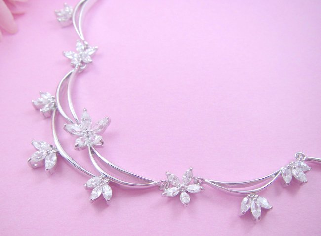 �X�y�C�����p�[���ƃL���[�r�b�N�W���R�j�A�̃l�b�N���X