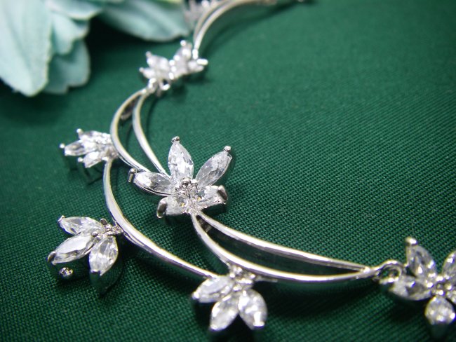 �L���[�r�b�N�W���R�j�A�̃l�b�N���X