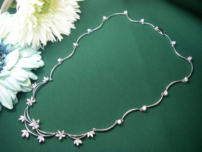 �L���[�r�b�N�W���R�j�A�̃l�b�N���X