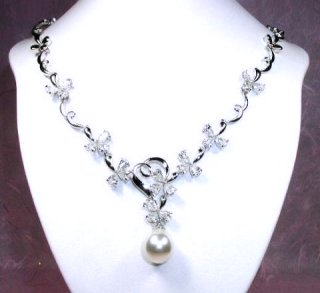 �L���[�r�b�N�W���R�j�A�ƃ}�W�����J�E�p�[���̃l�b�N���X