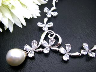 �L���[�r�b�N�W���R�j�A�ƃ}�W�����J�E�p�[���̃l�b�N���X