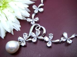 �L���[�r�b�N�W���R�j�A�ƃ}�W�����J�E�p�[���̃l�b�N���X