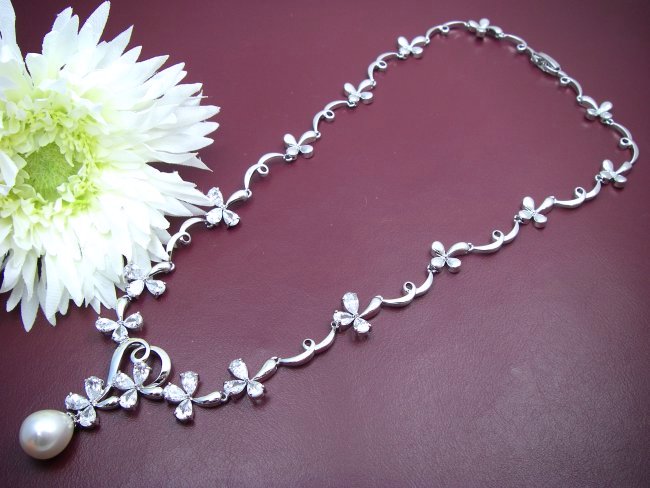 �L���[�r�b�N�W���R�j�A�ƃ}�W�����J�E�p�[���̃l�b�N���X