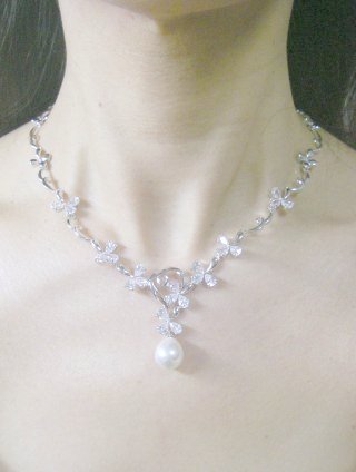 �L���[�r�b�N�W���R�j�A�ƃ}�W�����J�E�p�[���̃l�b�N���X