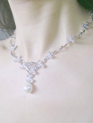 �L���[�r�b�N�W���R�j�A�ƃ}�W�����J�E�p�[���̃l�b�N���X