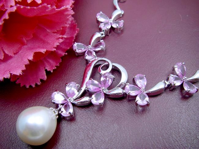 �}�W�����J�E�p�[���ƃL���[�r�b�N�W���R�j�A�̃l�b�N���X