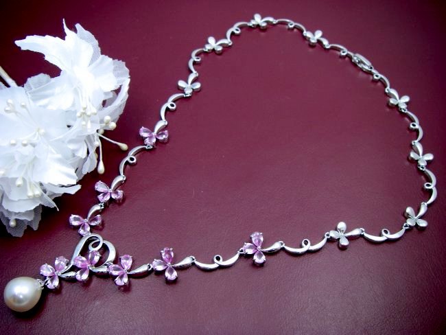 �}�W�����J�E�p�[���ƃL���[�r�b�N�W���R�j�A�̃l�b�N���X