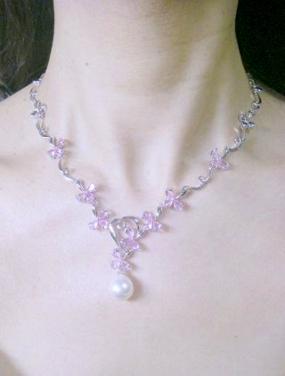 �}�W�����J�E�p�[���ƃL���[�r�b�N�W���R�j�A�̃l�b�N���X