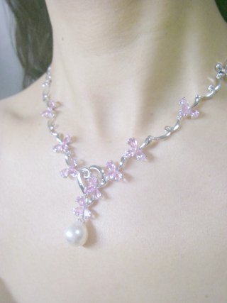 �}�W�����J�E�p�[���ƃL���[�r�b�N�W���R�j�A�̃l�b�N���X