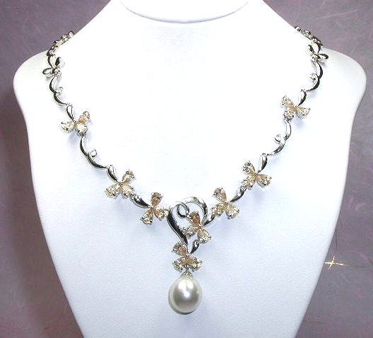 �}�W�����J�E�p�[���ƃL���[�r�b�N�W���R�j�A�̃l�b�N���X