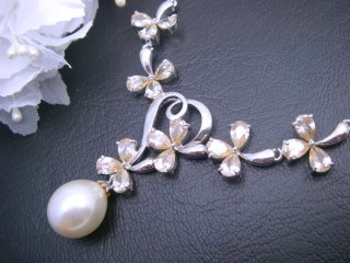 �}�W�����J�E�p�[���ƃL���[�r�b�N�W���R�j�A�̃l�b�N���X