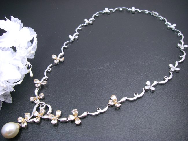 �}�W�����J�E�p�[���ƃL���[�r�b�N�W���R�j�A�̃l�b�N���X