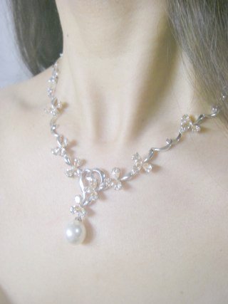 �}�W�����J�E�p�[���ƃL���[�r�b�N�W���R�j�A�̃l�b�N���X