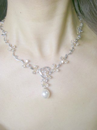 �}�W�����J�E�p�[���ƃL���[�r�b�N�W���R�j�A�̃l�b�N���X