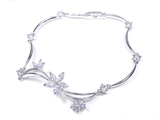 �X�y�C�����p�[���ƃL���[�r�b�N�W���R�j�A�̃l�b�N���X