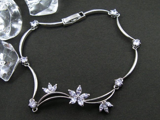 �X�y�C�����p�[���ƃL���[�r�b�N�W���R�j�A�̃l�b�N���X