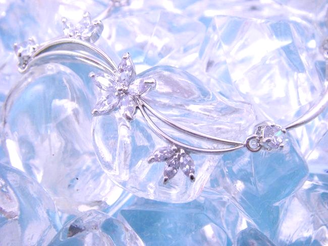 �X�y�C�����p�[���ƃL���[�r�b�N�W���R�j�A�̃l�b�N���X