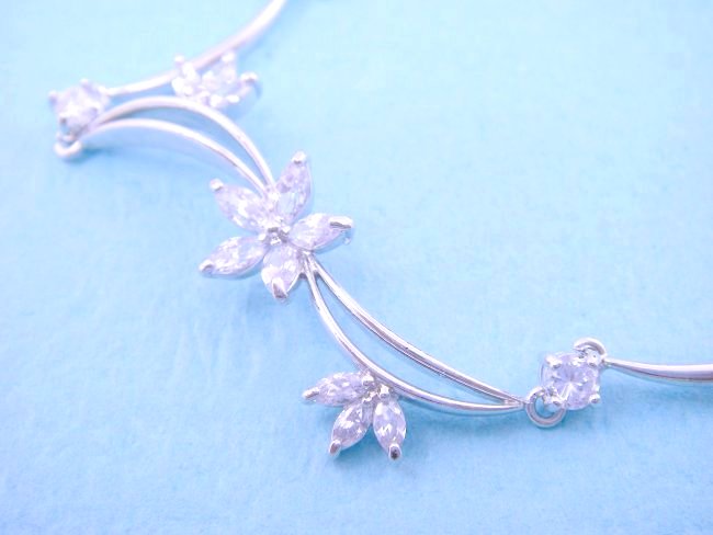 �X�y�C�����p�[���ƃL���[�r�b�N�W���R�j�A�̃l�b�N���X