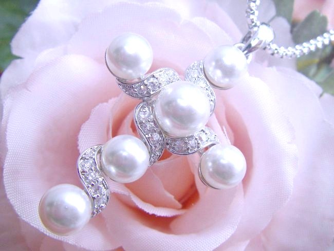 �L���[�r�b�N�W���R�j�A�ƃp�[���̃y���_���g