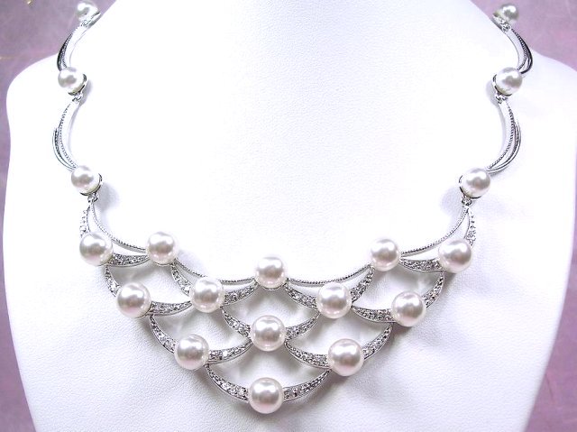 �L���[�r�b�N�W���R�j�A�ƃp�[���̃l�b�N���X