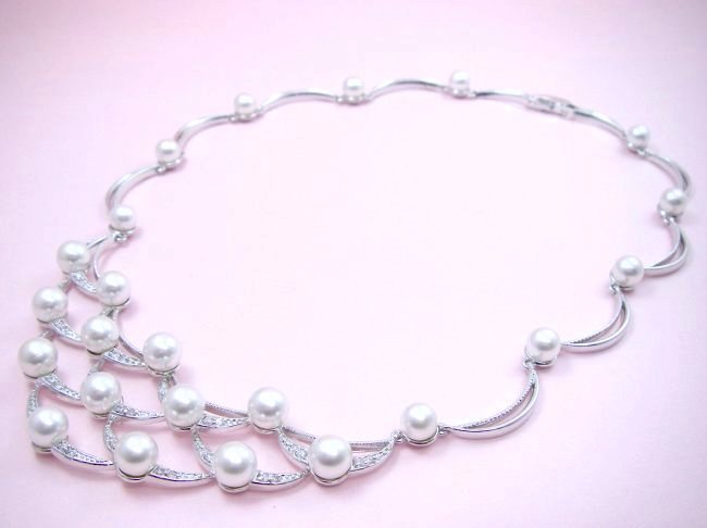 �L���[�r�b�N�W���R�j�A�ƃp�[���̃l�b�N���X