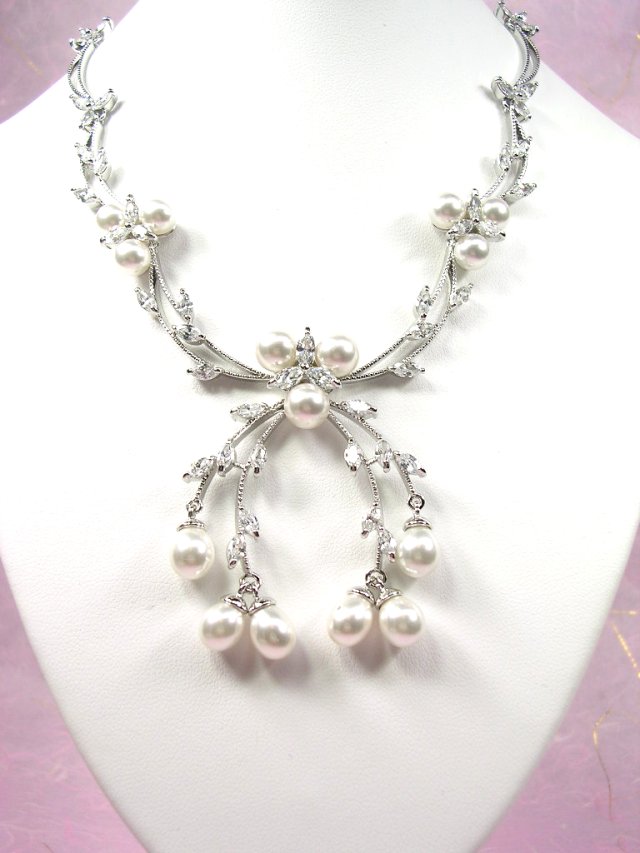 �}�W�����J�p�[���ƃL���[�r�b�N�W���R�j�A�̃l�b�N���X