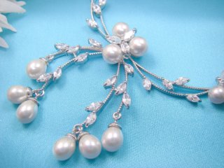 �L���[�r�b�N�W���R�j�A�ƃ}�W�����J�E�p�[���̃l�b�N���X