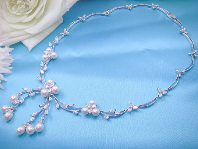 �}�W�����J�p�[���ƃL���[�r�b�N�W���R�j�A�̃l�b�N���X