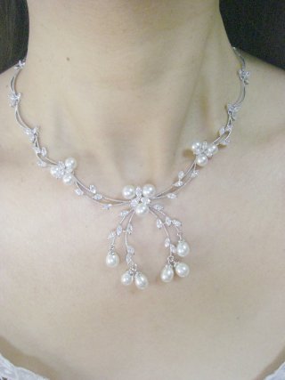 �}�W�����J�p�[���ƃL���[�r�b�N�W���R�j�A�̃l�b�N���X