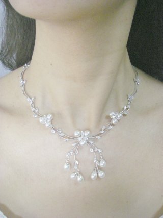 �}�W�����J�p�[���ƃL���[�r�b�N�W���R�j�A�̃l�b�N���X