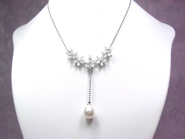 �L���[�r�b�N�W���R�j�A�ƃ}�W�����J�E�p�[���̃l�b�N���X