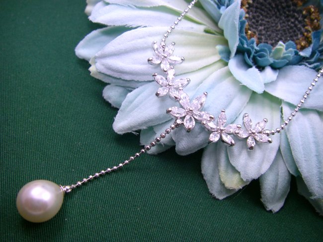 �L���[�r�b�N�W���R�j�A�ƃ}�W�����J�E�p�[���̃l�b�N���X