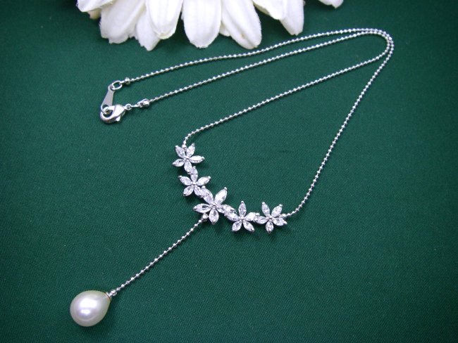 �L���[�r�b�N�W���R�j�A�ƃ}�W�����J�E�p�[���̃l�b�N���X