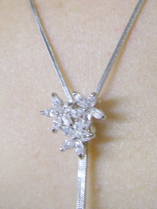 �t�����[���`�[�t�@�L���[�r�b�N�W���R�j�A�̃X���C�h�E�l�b�N���X