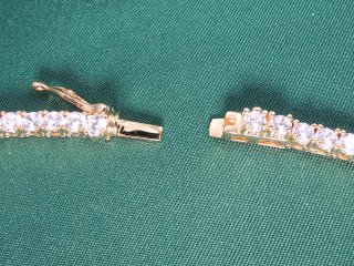 �S�[���h�e�j�X�l�b�N���X�@�L���[�r�b�N�W���R�j�A�E�A�N�Z�T���[