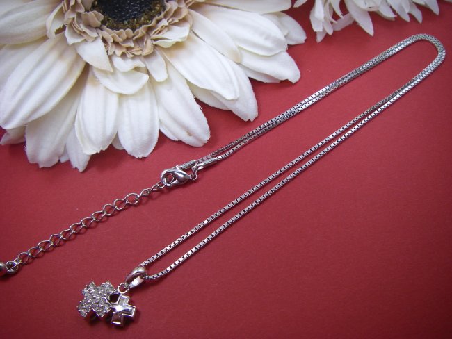 �h�C�c���E�L���[�r�b�N�W���R�j�A�̃N���X�l�b�N���X