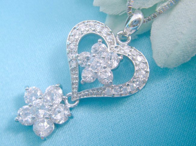 �h�C�c���E�L���[�r�b�N�W���R�j�A�̃n�[�g�̃l�b�N���X