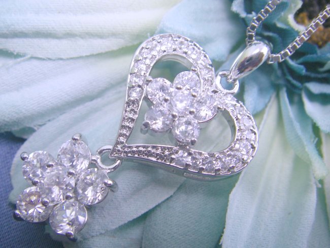 �h�C�c���E�L���[�r�b�N�W���R�j�A�̃n�[�g�̃y���_���g