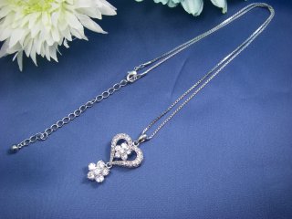 �h�C�c���E�L���[�r�b�N�W���R�j�A�̃n�[�g�̃y���_���g