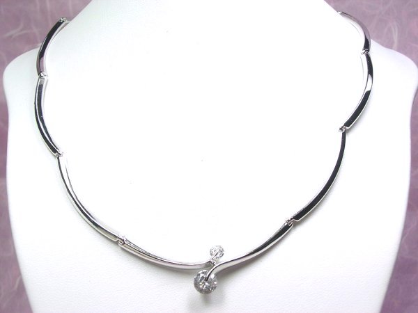 �h�C�c���E�L���[�r�b�N�W���R�j�A�̃l�b�N���X