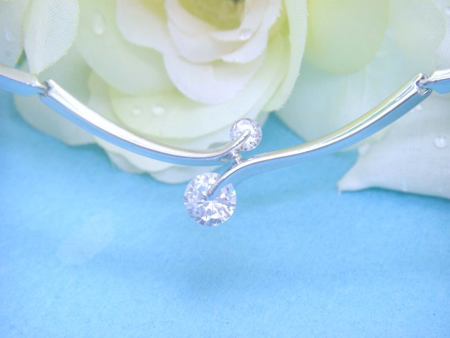 �h�C�c���E�L���[�r�b�N�W���R�j�A�̃l�b�N���X