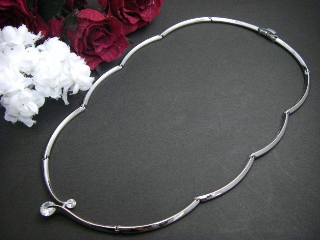 �h�C�c���E�L���[�r�b�N�W���R�j�A�̃l�b�N���X