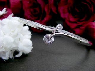 �h�C�c���E�L���[�r�b�N�W���R�j�A�̃l�b�N���X