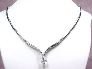 �h�C�c���E�L���[�r�b�N�W���R�j�A�̃l�b�N���X