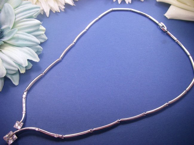 �h�C�c���E�L���[�r�b�N�W���R�j�A�̃l�b�N���X