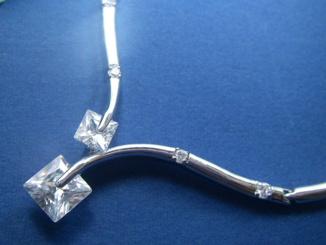 �h�C�c���E�L���[�r�b�N�W���R�j�A�̃l�b�N���X