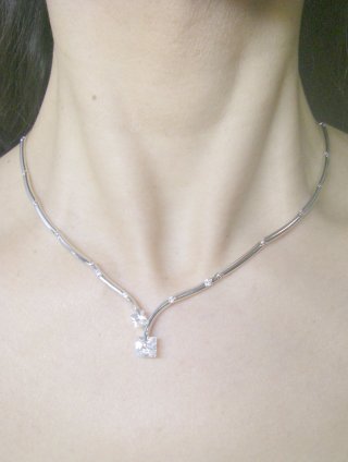 �h�C�c���E�L���[�r�b�N�W���R�j�A�̃l�b�N���X